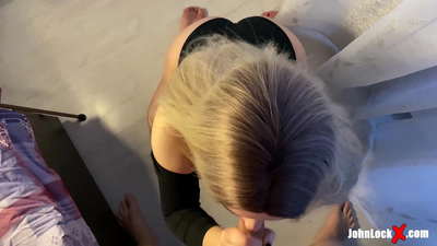 Redhead suger pikk og knuller opp, får sperm på rumpa hennes